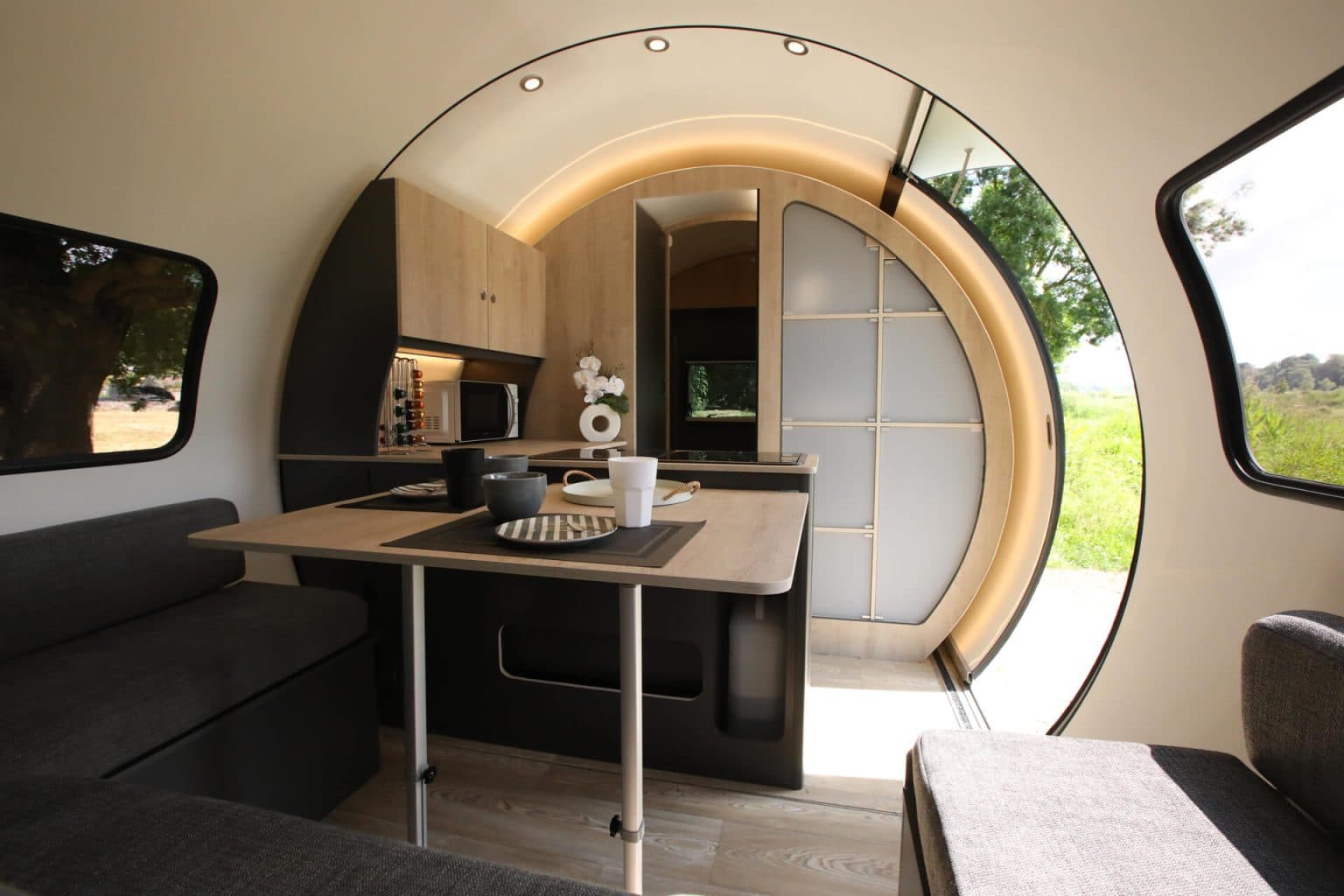 Beauer Innenraum mit ausgefahrenem Wohnbereich – Küche, Wohnzimmer und natürliches Design